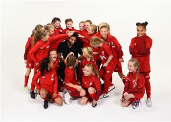 بالفيديو جلسة مرحة لـ محمد صلاح مع أطفال ليفربول وي رحب بطلبهم الغريب