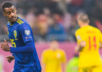 لاعب السويد سمعت هتافات جماهير رومانيا العنصرية ضدي وطلبت من الحكم عدم إلغاء المباراة