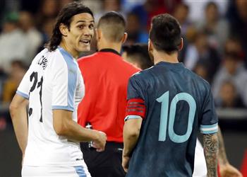 فيديو مشادة بين ميسي وكافاني في مباراة الأرجنتين وأوروجواي وسواريز يتدخل