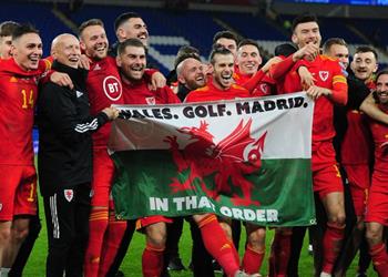 بيل ولاعبو ويلز يحتفلون بالتأهل ليورو 2020 بعلم يسخر من ريال مدريد