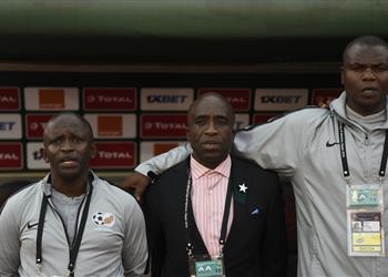 مدرب جنوب إفريقيا مباراة غانا كانت كـ الحرب وأعاني من صداع لهذا السبب