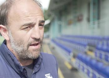 فيديو نجل المدرب يصرخ في وجه لاعبي كارديف ميتروبوليتان بعد إصابة والده بنوبة قلبية