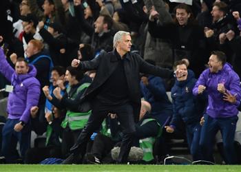 فيديو مورينيو يحتفل مع جامع الكرات بهدف هاري كين في مرمى أولمبياكوس بدوري الأبطال