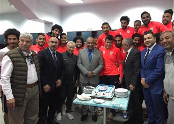 إنبي يحتفل بـ أسامة جلال بعد الفوز بكأس أمم إفريقيا مع منتخب مصر الأولمبي