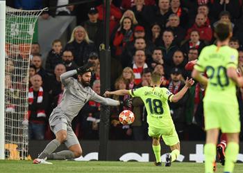 أليسون يستعيد ذكريات الريمونتادا أمام برشلونة عندما نظرت لـ ميسي وسواريز تأكدت أننا سنحقق المعجزة