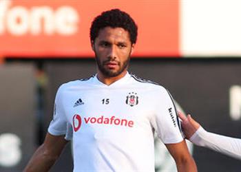 بالفيديو بسبب ركلة جزاء غير محتسبة النني يتشاجر مع حكم مباراة بشكتاش وسلوفان براتيسلافا في الدوري الأوروبي