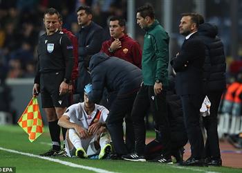 فيديو بيلجريني يتعرض لإصابة بعد إلقاء عملة معدنية عليه من جماهير باشاك شهير