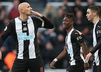 لاعب نيوكاسل بعد تسجيله هدف التعادل أمام مانشستر سيتي أصبحت بطل ليفربول الآن