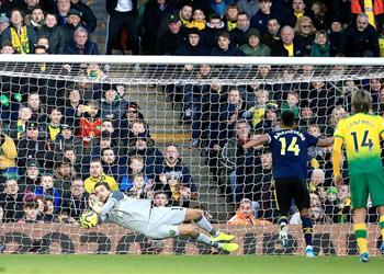 حارس نوريتش الحكم ساعد آرسنال بشكل واضح وأخبرت أوزيل بأنهم محظوظون