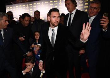 رئيس ليون ميسي فريد من نوعه وأتمنى تتويجه بالكرة الذهبية