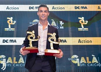 بعد غيابه عن حفل الكرة الذهبية رونالدو يتوج بلاعب العام في إيطاليا