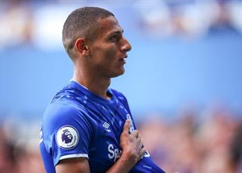 إيفرتون يربط نجمه بعقد طويل الأمد