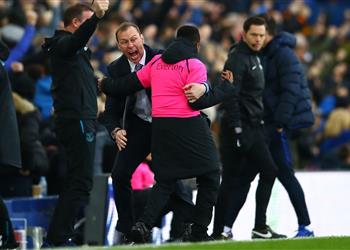 بالفيديو احتفال جنوني لمدرب إيفرتون مع صبي الكرات أمام تشيلسي