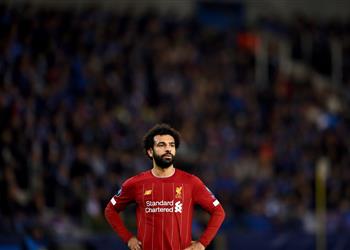 بالفيديو مدافع بورنموث يتعرض للإصابة بعد التحام مع محمد صلاح