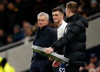 رغم فوز سون بجائزة رجل المباراة مورينيو يمنح لاعب توتنهام الشاب الكرة ويوضح السبب