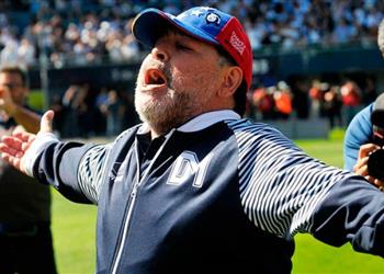 بالفيديو سقوط غريب لمارادونا بعد انفعاله على فرصة ضائعة في الدوري الأرجنتيني