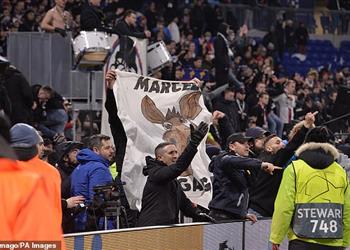 صور لاعب ليون يطلب الرحيل بعد لافتة عنصرية ضده من مشجع للفريق