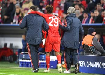 صور كينجسلي كومان يغادر مباراة بايرن ميونخ وتوتنهام على عكازين