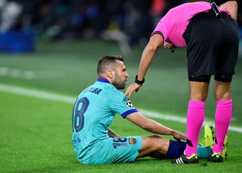 جوردي ألبا يتعرض للإصابة ويغادر مباراة برشلونة وريال سوسيداد