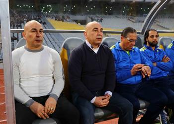 بالفيديو إبراهيم حسن يتشاجر مع حكم مباراة سموحة وأسوان ويتعرض للطرد