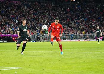 بالصور كوتينيو يرتدي قميص بايرن ميونخ الخاص بالأطفال