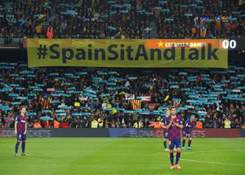 صور الكلاسيكو يتوقف دقيقتين بسبب كرات وشعارات تسونامي السياسية