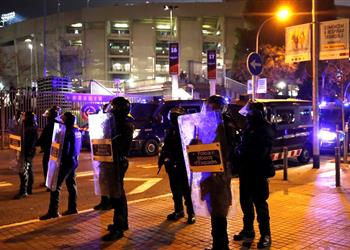 فيديو اشتباكات بين قوات الأمن ومتظاهرين في محيط كامب نو أثناء الكلاسيكو