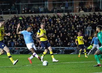 فيديو مانشستر سيتي يتأهل لنصف نهائي كأس الرابطة بثلاثية أمام أكسفورد