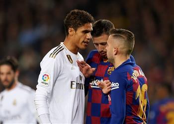 بالصور آثار ركلة مدافع برشلونة لـ رافاييل فاران