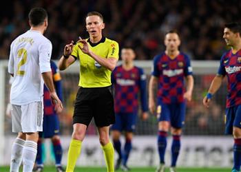 صحفي إسباني ريال مدريد غاضب من حكم الكلاسيكو ولا يريد إسناده مباريات الفريق في المستقبل