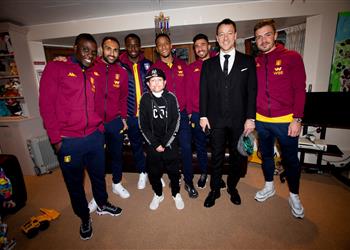 بتواجد تريزيجيه والمحمدي لفتة إنسانية لاعبو أستون فيلا يزورون مستشفى للأطفال