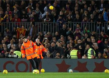 بسبب كرات تسونامي في الكلاسيكو الاتحاد الإسباني يهدد برشلونة ويوقع ضده غرامة مالية