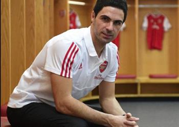 أرتيتا يعلن بقاء ليونجبرج ويفتح صفحة جديدة مع أوزيل