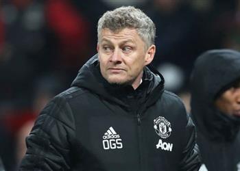 نجم مانشستر يونايتد يغادر أولد ترافورد على عكازين وسولشاير يكشف طبيعة إصابته