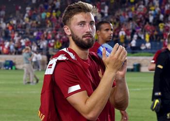 لتعزيز الخط الخلفي ليفربول ي علن قطع إعارة مدافعه وعودته في الانتقالات الشتوية