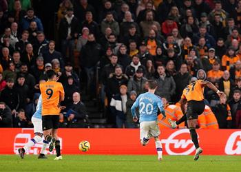 فيديو بـ10 لاعبين مانشستر سيتي يرفض وصافة الدوري الإنجليزي ويسقط أمام وولفرهامبتون بـ ريمونتادا