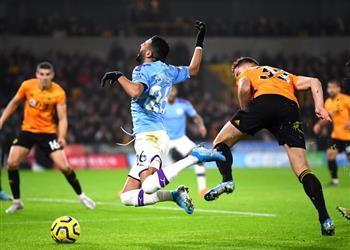 مدرب وولفرهامبتون يشكك في صحة ركلة جزاء مانشستر سيتي هل ملامسة قدم رياض محرز أمر كافي