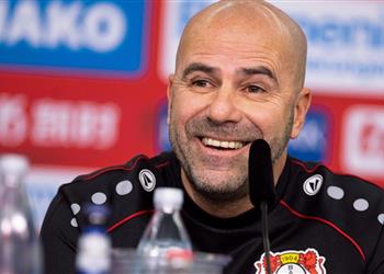 موندو ديبورتيفو ليفركوزن يتحرك لخطف مدافع برشلونة من ميلان