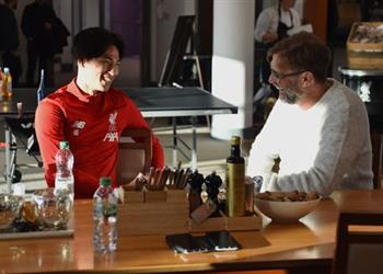 كلوب يكشف موقف مينامينو من المشاركة أمام شيفيلد ويؤكد الأولاد يتعاملون معه بشكل لا يصدق