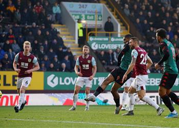 فيديو بمشاركة تريزيجيه وغياب المحمدي أستون فيلا يفوز خارج قواعده بصعوبة أمام بيرنلي