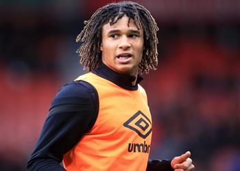 وسط اهتمام مانشستر سيتي وتشيلسي مدرب بورنموث يوضح حقيقة عروض ناثان آكي