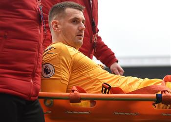 أستون فيلا يقطع إعارة حارسه بعد إصابة توم هيتون بالرباط الصليبي