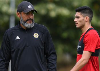 مدرب وولفرهامبتون عن إمكانية رحيل خيمينيز إلى مانشستر يونايتد كل شيء وارد