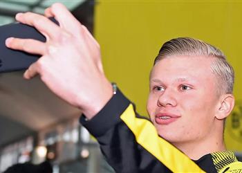 تقارير قبل عام برشلونة رفض هالاند للتعاقد مع بواتينج