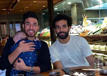 بالصور جماهير أستون فيلا تتوجه بطلب لـ تريزيجيه بعد صورته مع محمد صلاح في لندن