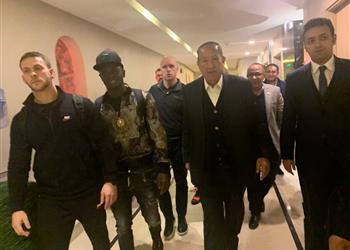 صور ماني يصل فندق الإقامة استعداد ا لحفل أفضل لاعب في إفريقيا