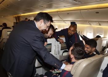 أثناء رحلة السعودية لاعبو وإدارة برشلونة يضغطون على فيدال لمنعه من الرحيل