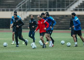 بالصور تحت الأمطار الأهلي يخوض المران الأول في زيمبابوي وفايلر يكتفي بـ30 دقيقة