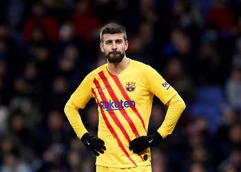 رابطة الليجا تدين الهتافات ضد بيكيه في مباراة برشلونة وإسبانيول