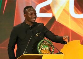 ماني يعود إلى ليفربول بعد فوزه بجائزة الأفضل في إفريقيا ويعتذر لشعب السنغال